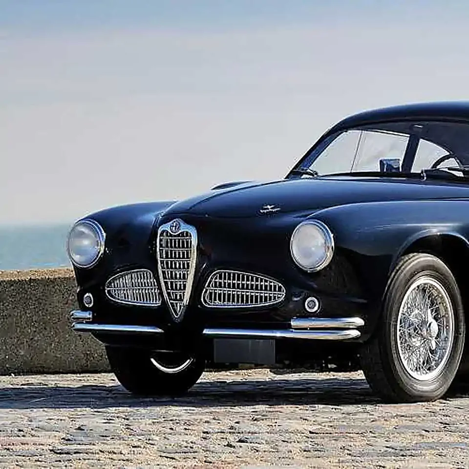 Alfa Romeo 1900 nera d'epoca sul lungomare