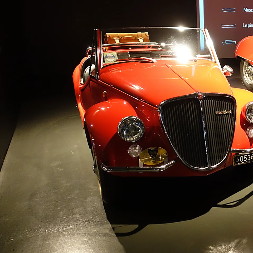 Cabriolet d'epoca rossa esposta in un museo dell'automobile