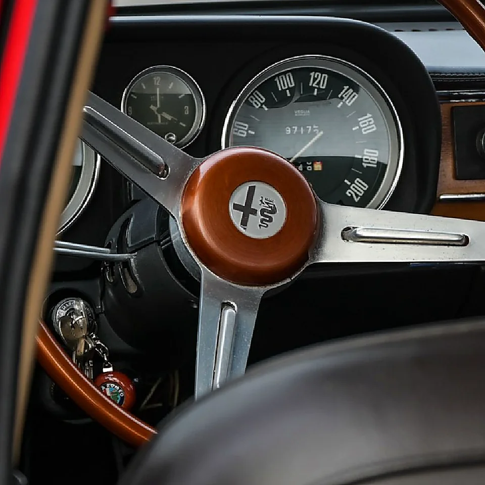 Volante in legno e strumentazione di un'Alfa Romeo d'epoca